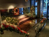 Réalisations d'un décor de Noël dans le hall d'entrée d'un édifice du vieux Montréal .